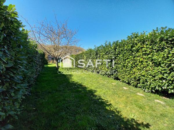 Maison atypique avec jardin, idéale pour une famille.