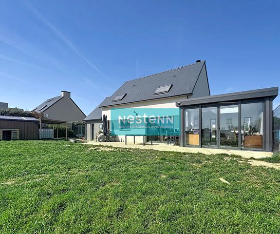 Vente d'une maison vivable de plain pied 4 chambres avec un grand terrain constructible dans le bourg de Saint Aaron