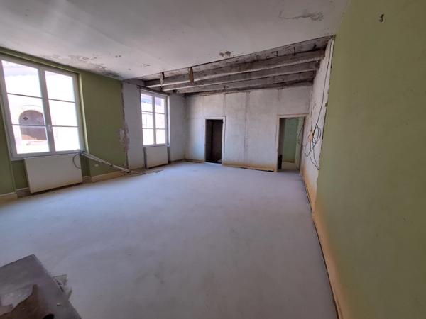 Maison de caractère à finir de rénover plus appartement