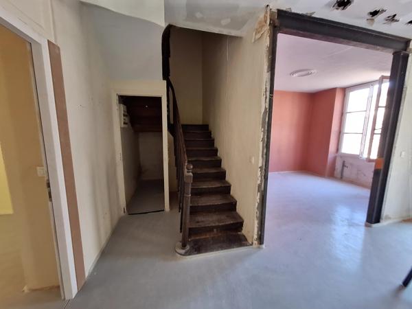 Maison de caractère à finir de rénover plus appartement