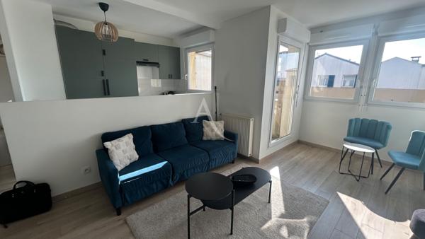 Appartement lumineux au dernier étage, à deux pas du RER A !