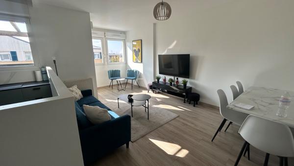 Appartement lumineux au dernier étage, à deux pas du RER A !