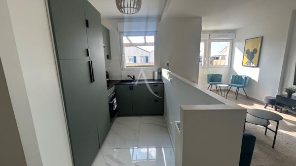 Appartement lumineux au dernier étage, à deux pas du RER A !