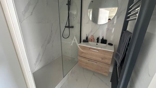 Appartement lumineux au dernier étage, à deux pas du RER A !