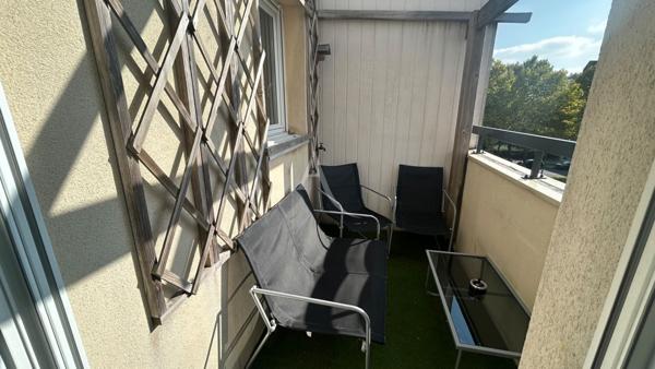 Appartement lumineux au dernier étage, à deux pas du RER A !