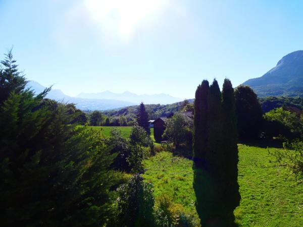 Maison spacieuse avec potentiel et grand terrain