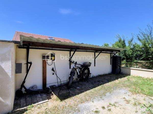 Découvrez cette agréable maison familiale située au calme absolu, au bout d’une impasse, dans un environnement résidentiel recherché à la limite de Rueil-Malmaison et Suresnes. Édifiée sur une parcelle de 287 m², elle offre un cadre de vie rare alliant intimité, confort moderne et prestations de qualité.
Entièrement repensée, elle offre un vaste séjour lumineux avec cheminée, cuisine ouverte moderne et équipée, ainsi qu’une chambre de plain-pied avec salle de bain.
À l’étage : 3 chambres, salle d’eau, WC séparés et espace bureau idéal télétravail.

Les espaces extérieurs sont particulièrement soignés et offrent plusieurs ambiances :

-Une terrasse surélevée à l’avant, avec une vue dégagée
- Un jardin avec stationnement privatif, équipé d’une borne de recharge pour véhicule électrique
- À l’arrière, une terrasse d’environ 35 m², à l’abri des regards, idéal pour les repas en extérieur

Des annexes viennent compléter le bien :
- Deux caves, dont une dédiée au vin
- Un sous-sol partiel de 45 m² avec espace buanderie
- Une dépendance de 10 m², idéale pour un atelier ou du rangement

Côté équipements, la maison bénéficie de prestations récentes et performantes :

-Pompe à chaleur installée en 2025
-Ballon thermodynamique (2020)
-Panneaux photovoltaïques (2024)
-Système domotique
-Menuiseries PVC double vitrage avec volets roulants électriques
-Trois récupérateurs d’eau de pluie pour l’arrosage

Une maison rare sur le marché, qui séduit par ses beaux volumes, sa praticité, ses extérieurs soignés et son emplacement très recherché.