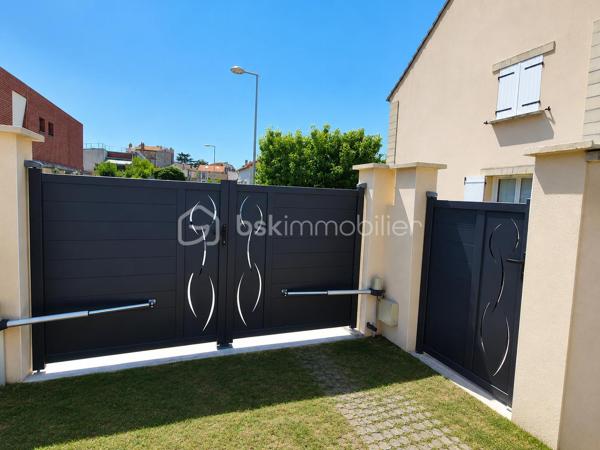 Découvrez cette agréable maison familiale située au calme absolu, au bout d’une impasse, dans un environnement résidentiel recherché à la limite de Rueil-Malmaison et Suresnes. Édifiée sur une parcelle de 287 m², elle offre un cadre de vie rare alliant intimité, confort moderne et prestations de qualité.
Entièrement repensée, elle offre un vaste séjour lumineux avec cheminée, cuisine ouverte moderne et équipée, ainsi qu’une chambre de plain-pied avec salle de bain.
À l’étage : 3 chambres, salle d’eau, WC séparés et espace bureau idéal télétravail.

Les espaces extérieurs sont particulièrement soignés et offrent plusieurs ambiances :

-Une terrasse surélevée à l’avant, avec une vue dégagée
- Un jardin avec stationnement privatif, équipé d’une borne de recharge pour véhicule électrique
- À l’arrière, une terrasse d’environ 35 m², à l’abri des regards, idéal pour les repas en extérieur

Des annexes viennent compléter le bien :
- Deux caves, dont une dédiée au vin
- Un sous-sol partiel de 45 m² avec espace buanderie
- Une dépendance de 10 m², idéale pour un atelier ou du rangement

Côté équipements, la maison bénéficie de prestations récentes et performantes :

-Pompe à chaleur installée en 2025
-Ballon thermodynamique (2020)
-Panneaux photovoltaïques (2024)
-Système domotique
-Menuiseries PVC double vitrage avec volets roulants électriques
-Trois récupérateurs d’eau de pluie pour l’arrosage

Une maison rare sur le marché, qui séduit par ses beaux volumes, sa praticité, ses extérieurs soignés et son emplacement très recherché.