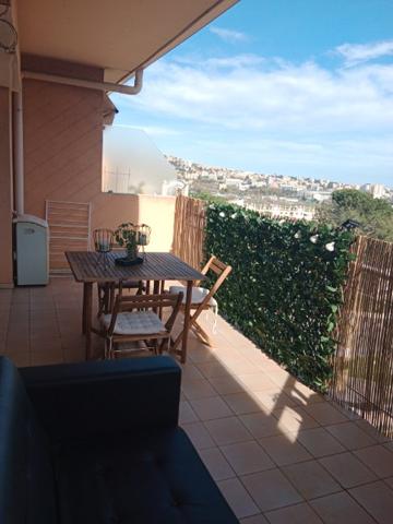 A LOUER - 2 PIECES AVEC TERRASSE ET PISCINE en dernier étage