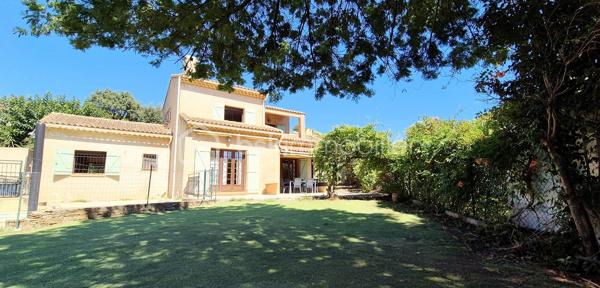 Dans un secteur PRISE, à moins de 5 min des commerces, je vous propose une villa provençale d'env 102m²,édifiée sur une parcelle de + de 700m².
Cette construction des années 80 , de bonne facture, est bien pensée et conserve un fort potentiel d'évolution....tout cela avec la possibilité des descendre à la PLAGE A PIED !

AU REZ DE CHAUSSÉE: 
***Une ENTRÉE avec placards 
***Un SALON/SÉJOUR avec cheminée, en exposition sud, ouvrant respectivement sur les TERRASSES , JARDIN et PISCINE
***Une CUISINE indépendante bénéficiant d'un accès extérieur sur une TERRASSE confortable 
*** L'ESPACE NUIT  distribue ***une CHAMBRE ***une SALLE DE BAIN ***Un WC ind

A l 'ÉTAGE : 
***Un DÉGAGEMENT avec placard
*** 2 CHAMBRES avec  chacune un accès direct sur un  agréable SOLARIUM 
***Une SALLE D'EAU 
***Un WC ind.

L’EXTÉRIEUR propose :
***De multiples TERRASSES carrelées et équipées de stores bannes 
***D'un agréable JARDIN arboré ensoleillé et ombragé 
***D'une piscine confortable 
***D'une petite annexe pour compléter le rangement

Le SOUS SOL de 46m² env avec un coin buanderie est un  atout indéniable.

On peut aisément souligner le côté fonctionnel et réfléchi de cette jolie propriété par :
-Sa DOUBLE ENTRÉE véhicules  , complétée du  garage en sous sol  pouvant accueillir 5/6 voitures sur sa totalité.
-La CLIMATISATION réversible dans la pièce de vie(2024) ET les 3 chambres
-Une piscine dont le LINER est récent ainsi que la PROTECTION D'HIVERNAGE 
-Un TABLEAU ÉLECTRIQUE refait en 2024
-Installation ,en 2024, d'un VISIOPHONE au portail

Une jolie propriété pouvant convenir pour une résidence principale ou secondaire.