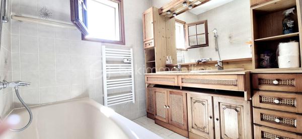 Dans un secteur PRISE, à moins de 5 min des commerces, je vous propose une villa provençale d'env 102m²,édifiée sur une parcelle de + de 700m².
Cette construction des années 80 , de bonne facture, est bien pensée et conserve un fort potentiel d'évolution....tout cela avec la possibilité des descendre à la PLAGE A PIED !

AU REZ DE CHAUSSÉE: 
***Une ENTRÉE avec placards 
***Un SALON/SÉJOUR avec cheminée, en exposition sud, ouvrant respectivement sur les TERRASSES , JARDIN et PISCINE
***Une CUISINE indépendante bénéficiant d'un accès extérieur sur une TERRASSE confortable 
*** L'ESPACE NUIT  distribue ***une CHAMBRE ***une SALLE DE BAIN ***Un WC ind

A l 'ÉTAGE : 
***Un DÉGAGEMENT avec placard
*** 2 CHAMBRES avec  chacune un accès direct sur un  agréable SOLARIUM 
***Une SALLE D'EAU 
***Un WC ind.

L’EXTÉRIEUR propose :
***De multiples TERRASSES carrelées et équipées de stores bannes 
***D'un agréable JARDIN arboré ensoleillé et ombragé 
***D'une piscine confortable 
***D'une petite annexe pour compléter le rangement

Le SOUS SOL de 46m² env avec un coin buanderie est un  atout indéniable.

On peut aisément souligner le côté fonctionnel et réfléchi de cette jolie propriété par :
-Sa DOUBLE ENTRÉE véhicules  , complétée du  garage en sous sol  pouvant accueillir 5/6 voitures sur sa totalité.
-La CLIMATISATION réversible dans la pièce de vie(2024) ET les 3 chambres
-Une piscine dont le LINER est récent ainsi que la PROTECTION D'HIVERNAGE 
-Un TABLEAU ÉLECTRIQUE refait en 2024
-Installation ,en 2024, d'un VISIOPHONE au portail

Une jolie propriété pouvant convenir pour une résidence principale ou secondaire.