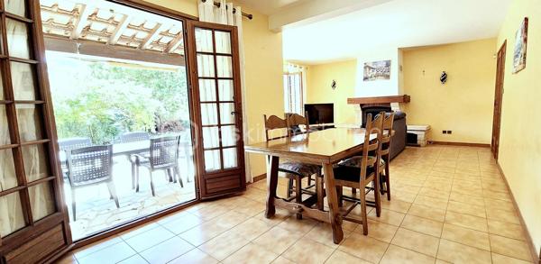 Dans un secteur PRISE, à moins de 5 min des commerces, je vous propose une villa provençale d'env 102m²,édifiée sur une parcelle de + de 700m².
Cette construction des années 80 , de bonne facture, est bien pensée et conserve un fort potentiel d'évolution....tout cela avec la possibilité des descendre à la PLAGE A PIED !

AU REZ DE CHAUSSÉE: 
***Une ENTRÉE avec placards 
***Un SALON/SÉJOUR avec cheminée, en exposition sud, ouvrant respectivement sur les TERRASSES , JARDIN et PISCINE
***Une CUISINE indépendante bénéficiant d'un accès extérieur sur une TERRASSE confortable 
*** L'ESPACE NUIT  distribue ***une CHAMBRE ***une SALLE DE BAIN ***Un WC ind

A l 'ÉTAGE : 
***Un DÉGAGEMENT avec placard
*** 2 CHAMBRES avec  chacune un accès direct sur un  agréable SOLARIUM 
***Une SALLE D'EAU 
***Un WC ind.

L’EXTÉRIEUR propose :
***De multiples TERRASSES carrelées et équipées de stores bannes 
***D'un agréable JARDIN arboré ensoleillé et ombragé 
***D'une piscine confortable 
***D'une petite annexe pour compléter le rangement

Le SOUS SOL de 46m² env avec un coin buanderie est un  atout indéniable.

On peut aisément souligner le côté fonctionnel et réfléchi de cette jolie propriété par :
-Sa DOUBLE ENTRÉE véhicules  , complétée du  garage en sous sol  pouvant accueillir 5/6 voitures sur sa totalité.
-La CLIMATISATION réversible dans la pièce de vie(2024) ET les 3 chambres
-Une piscine dont le LINER est récent ainsi que la PROTECTION D'HIVERNAGE 
-Un TABLEAU ÉLECTRIQUE refait en 2024
-Installation ,en 2024, d'un VISIOPHONE au portail

Une jolie propriété pouvant convenir pour une résidence principale ou secondaire.