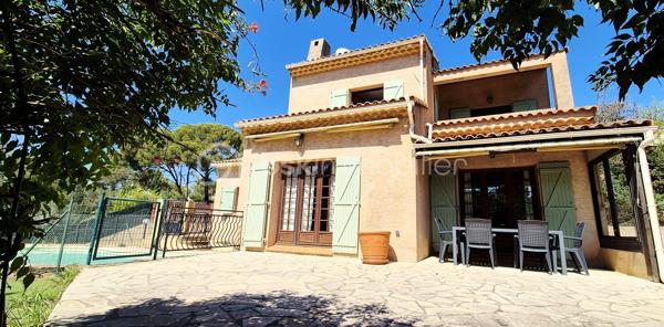 Dans un secteur PRISE, à moins de 5 min des commerces, je vous propose une villa provençale d'env 102m²,édifiée sur une parcelle de + de 700m².
Cette construction des années 80 , de bonne facture, est bien pensée et conserve un fort potentiel d'évolution....tout cela avec la possibilité des descendre à la PLAGE A PIED !

AU REZ DE CHAUSSÉE: 
***Une ENTRÉE avec placards 
***Un SALON/SÉJOUR avec cheminée, en exposition sud, ouvrant respectivement sur les TERRASSES , JARDIN et PISCINE
***Une CUISINE indépendante bénéficiant d'un accès extérieur sur une TERRASSE confortable 
*** L'ESPACE NUIT  distribue ***une CHAMBRE ***une SALLE DE BAIN ***Un WC ind

A l 'ÉTAGE : 
***Un DÉGAGEMENT avec placard
*** 2 CHAMBRES avec  chacune un accès direct sur un  agréable SOLARIUM 
***Une SALLE D'EAU 
***Un WC ind.

L’EXTÉRIEUR propose :
***De multiples TERRASSES carrelées et équipées de stores bannes 
***D'un agréable JARDIN arboré ensoleillé et ombragé 
***D'une piscine confortable 
***D'une petite annexe pour compléter le rangement

Le SOUS SOL de 46m² env avec un coin buanderie est un  atout indéniable.

On peut aisément souligner le côté fonctionnel et réfléchi de cette jolie propriété par :
-Sa DOUBLE ENTRÉE véhicules  , complétée du  garage en sous sol  pouvant accueillir 5/6 voitures sur sa totalité.
-La CLIMATISATION réversible dans la pièce de vie(2024) ET les 3 chambres
-Une piscine dont le LINER est récent ainsi que la PROTECTION D'HIVERNAGE 
-Un TABLEAU ÉLECTRIQUE refait en 2024
-Installation ,en 2024, d'un VISIOPHONE au portail

Une jolie propriété pouvant convenir pour une résidence principale ou secondaire.