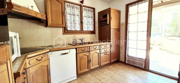 Dans un secteur PRISE, à moins de 5 min des commerces, je vous propose une villa provençale d'env 102m²,édifiée sur une parcelle de + de 700m².
Cette construction des années 80 , de bonne facture, est bien pensée et conserve un fort potentiel d'évolution....tout cela avec la possibilité des descendre à la PLAGE A PIED !

AU REZ DE CHAUSSÉE: 
***Une ENTRÉE avec placards 
***Un SALON/SÉJOUR avec cheminée, en exposition sud, ouvrant respectivement sur les TERRASSES , JARDIN et PISCINE
***Une CUISINE indépendante bénéficiant d'un accès extérieur sur une TERRASSE confortable 
*** L'ESPACE NUIT  distribue ***une CHAMBRE ***une SALLE DE BAIN ***Un WC ind

A l 'ÉTAGE : 
***Un DÉGAGEMENT avec placard
*** 2 CHAMBRES avec  chacune un accès direct sur un  agréable SOLARIUM 
***Une SALLE D'EAU 
***Un WC ind.

L’EXTÉRIEUR propose :
***De multiples TERRASSES carrelées et équipées de stores bannes 
***D'un agréable JARDIN arboré ensoleillé et ombragé 
***D'une piscine confortable 
***D'une petite annexe pour compléter le rangement

Le SOUS SOL de 46m² env avec un coin buanderie est un  atout indéniable.

On peut aisément souligner le côté fonctionnel et réfléchi de cette jolie propriété par :
-Sa DOUBLE ENTRÉE véhicules  , complétée du  garage en sous sol  pouvant accueillir 5/6 voitures sur sa totalité.
-La CLIMATISATION réversible dans la pièce de vie(2024) ET les 3 chambres
-Une piscine dont le LINER est récent ainsi que la PROTECTION D'HIVERNAGE 
-Un TABLEAU ÉLECTRIQUE refait en 2024
-Installation ,en 2024, d'un VISIOPHONE au portail

Une jolie propriété pouvant convenir pour une résidence principale ou secondaire.