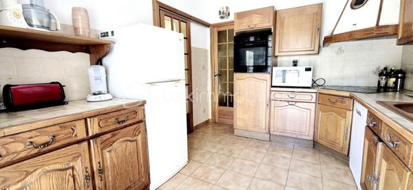Dans un secteur PRISE, à moins de 5 min des commerces, je vous propose une villa provençale d'env 102m²,édifiée sur une parcelle de + de 700m².
Cette construction des années 80 , de bonne facture, est bien pensée et conserve un fort potentiel d'évolution....tout cela avec la possibilité des descendre à la PLAGE A PIED !

AU REZ DE CHAUSSÉE: 
***Une ENTRÉE avec placards 
***Un SALON/SÉJOUR avec cheminée, en exposition sud, ouvrant respectivement sur les TERRASSES , JARDIN et PISCINE
***Une CUISINE indépendante bénéficiant d'un accès extérieur sur une TERRASSE confortable 
*** L'ESPACE NUIT  distribue ***une CHAMBRE ***une SALLE DE BAIN ***Un WC ind

A l 'ÉTAGE : 
***Un DÉGAGEMENT avec placard
*** 2 CHAMBRES avec  chacune un accès direct sur un  agréable SOLARIUM 
***Une SALLE D'EAU 
***Un WC ind.

L’EXTÉRIEUR propose :
***De multiples TERRASSES carrelées et équipées de stores bannes 
***D'un agréable JARDIN arboré ensoleillé et ombragé 
***D'une piscine confortable 
***D'une petite annexe pour compléter le rangement

Le SOUS SOL de 46m² env avec un coin buanderie est un  atout indéniable.

On peut aisément souligner le côté fonctionnel et réfléchi de cette jolie propriété par :
-Sa DOUBLE ENTRÉE véhicules  , complétée du  garage en sous sol  pouvant accueillir 5/6 voitures sur sa totalité.
-La CLIMATISATION réversible dans la pièce de vie(2024) ET les 3 chambres
-Une piscine dont le LINER est récent ainsi que la PROTECTION D'HIVERNAGE 
-Un TABLEAU ÉLECTRIQUE refait en 2024
-Installation ,en 2024, d'un VISIOPHONE au portail

Une jolie propriété pouvant convenir pour une résidence principale ou secondaire.