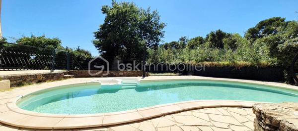 Dans un secteur PRISE, à moins de 5 min des commerces, je vous propose une villa provençale d'env 102m²,édifiée sur une parcelle de + de 700m².
Cette construction des années 80 , de bonne facture, est bien pensée et conserve un fort potentiel d'évolution....tout cela avec la possibilité des descendre à la PLAGE A PIED !

AU REZ DE CHAUSSÉE: 
***Une ENTRÉE avec placards 
***Un SALON/SÉJOUR avec cheminée, en exposition sud, ouvrant respectivement sur les TERRASSES , JARDIN et PISCINE
***Une CUISINE indépendante bénéficiant d'un accès extérieur sur une TERRASSE confortable 
*** L'ESPACE NUIT  distribue ***une CHAMBRE ***une SALLE DE BAIN ***Un WC ind

A l 'ÉTAGE : 
***Un DÉGAGEMENT avec placard
*** 2 CHAMBRES avec  chacune un accès direct sur un  agréable SOLARIUM 
***Une SALLE D'EAU 
***Un WC ind.

L’EXTÉRIEUR propose :
***De multiples TERRASSES carrelées et équipées de stores bannes 
***D'un agréable JARDIN arboré ensoleillé et ombragé 
***D'une piscine confortable 
***D'une petite annexe pour compléter le rangement

Le SOUS SOL de 46m² env avec un coin buanderie est un  atout indéniable.

On peut aisément souligner le côté fonctionnel et réfléchi de cette jolie propriété par :
-Sa DOUBLE ENTRÉE véhicules  , complétée du  garage en sous sol  pouvant accueillir 5/6 voitures sur sa totalité.
-La CLIMATISATION réversible dans la pièce de vie(2024) ET les 3 chambres
-Une piscine dont le LINER est récent ainsi que la PROTECTION D'HIVERNAGE 
-Un TABLEAU ÉLECTRIQUE refait en 2024
-Installation ,en 2024, d'un VISIOPHONE au portail

Une jolie propriété pouvant convenir pour une résidence principale ou secondaire.