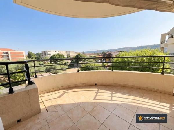 Vente                                                      Appartement
                        
                     3 pièces                      65 m2                     à Nice