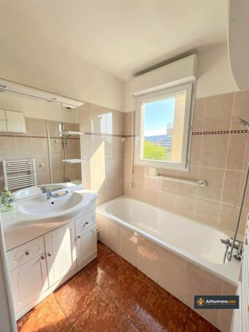 Vente                                                      Appartement
                        
                     3 pièces                      65 m2                     à Nice