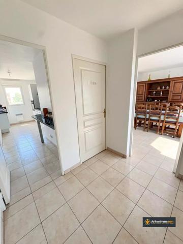 Vente                                                      Appartement
                        
                     3 pièces                      65 m2                     à Nice