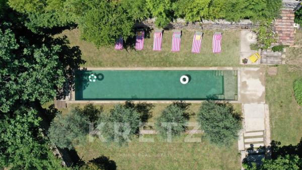 Une adresse confidentielle au cœur des Vans, entre jardin préservé et piscine.
