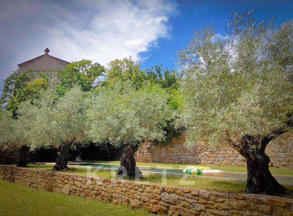 Une adresse confidentielle au cœur des Vans, entre jardin préservé et piscine.