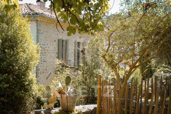 Une adresse confidentielle au cœur des Vans, entre jardin préservé et piscine.