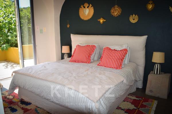 Une adresse confidentielle au cœur des Vans, entre jardin préservé et piscine.