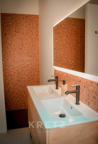 Une adresse confidentielle au cœur des Vans, entre jardin préservé et piscine.