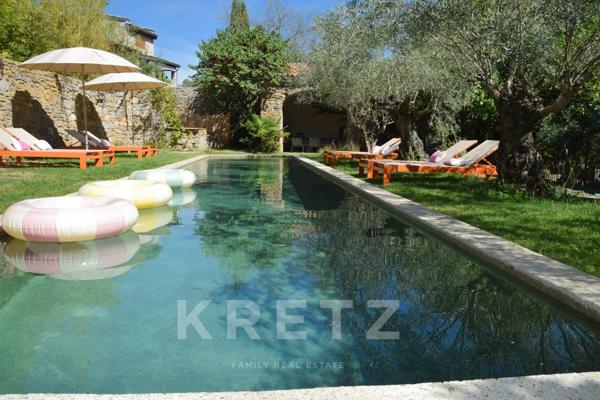 Une adresse confidentielle au cœur des Vans, entre jardin préservé et piscine.