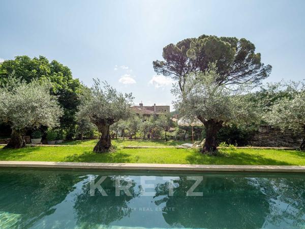 Une adresse confidentielle au cœur des Vans, entre jardin préservé et piscine.