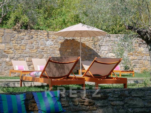 Une adresse confidentielle au cœur des Vans, entre jardin préservé et piscine.