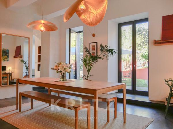 Une adresse confidentielle au cœur des Vans, entre jardin préservé et piscine.