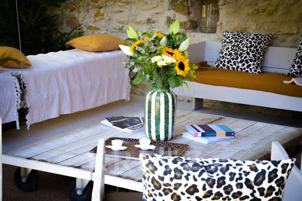 Une adresse confidentielle au cœur des Vans, entre jardin préservé et piscine.