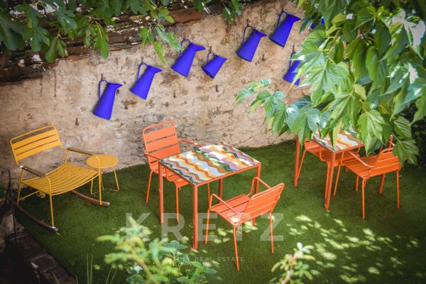 Une adresse confidentielle au cœur des Vans, entre jardin préservé et piscine.