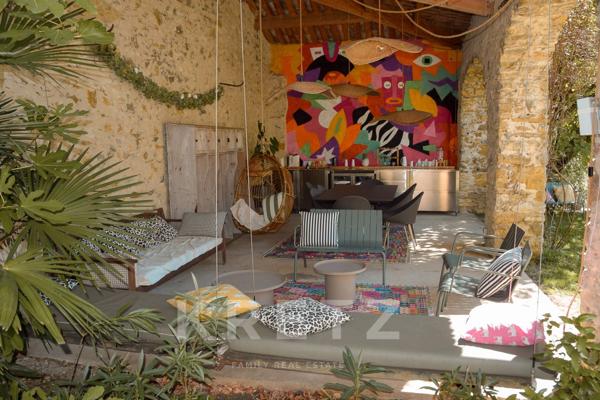 Une adresse confidentielle au cœur des Vans, entre jardin préservé et piscine.