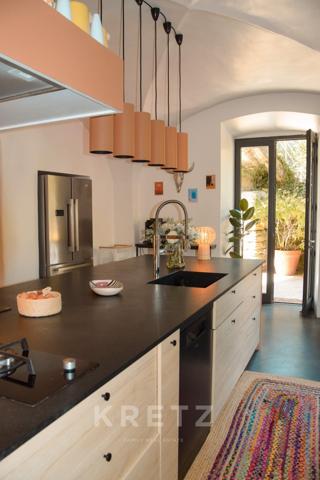 Une adresse confidentielle au cœur des Vans, entre jardin préservé et piscine.