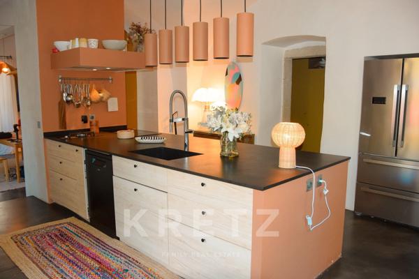 Une adresse confidentielle au cœur des Vans, entre jardin préservé et piscine.