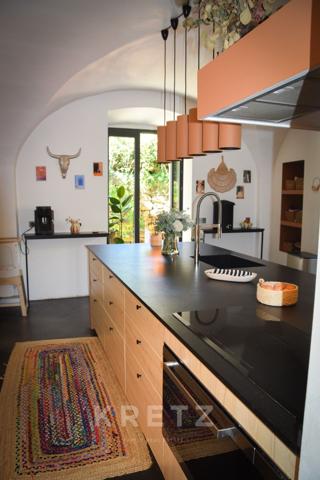 Une adresse confidentielle au cœur des Vans, entre jardin préservé et piscine.