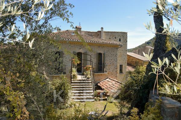 Une adresse confidentielle au cœur des Vans, entre jardin préservé et piscine.