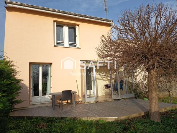 Située dans la charmante ville de Prissé ,  cette maison rénovée est idéale pour une famille