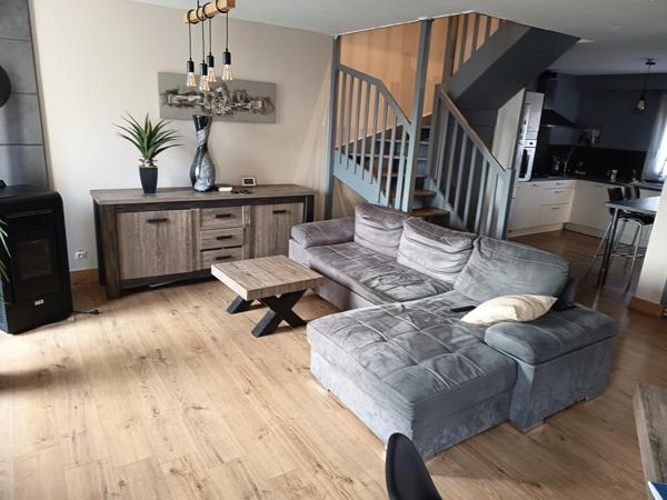 Située dans la charmante ville de Prissé ,  cette maison rénovée est idéale pour une famille