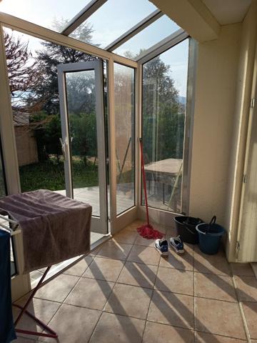 Située dans la charmante ville de Prissé ,  cette maison rénovée est idéale pour une famille