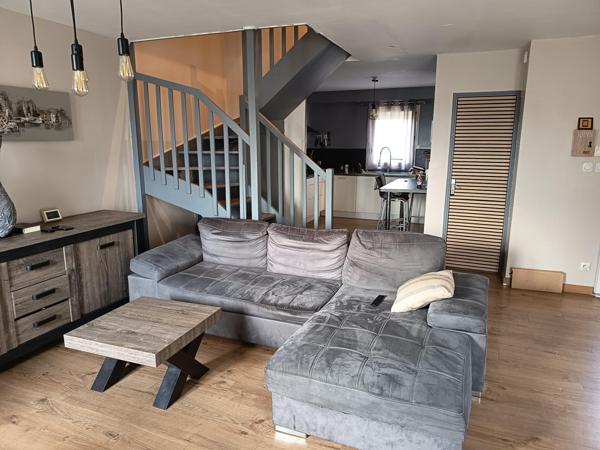 Située dans la charmante ville de Prissé ,  cette maison rénovée est idéale pour une famille