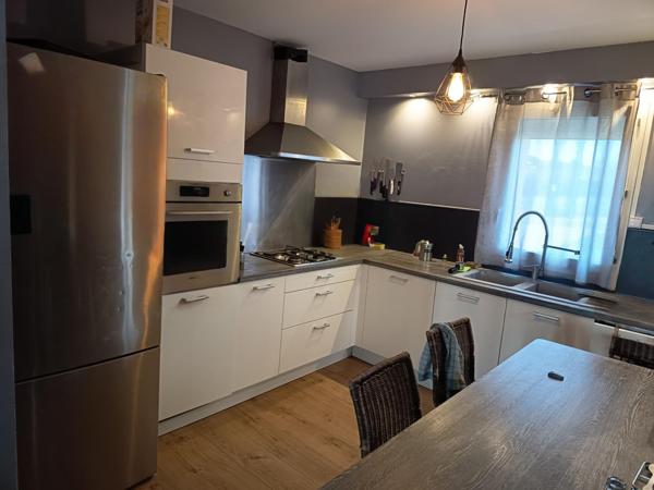 Située dans la charmante ville de Prissé ,  cette maison rénovée est idéale pour une famille