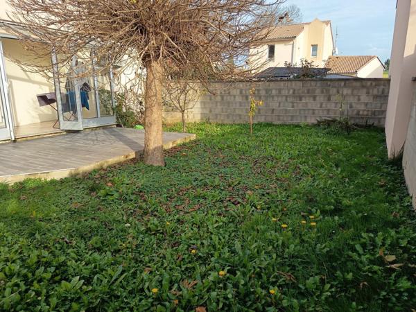 Située dans la charmante ville de Prissé ,  cette maison rénovée est idéale pour une famille