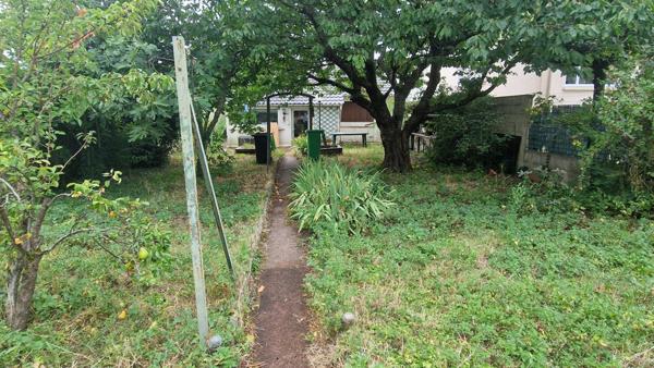 Maison à rénover ou terrain à batir dans secteur pavillonnaire