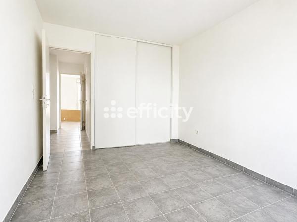 Appartement
         4 pièces
        - 100 m² 339 000 € *