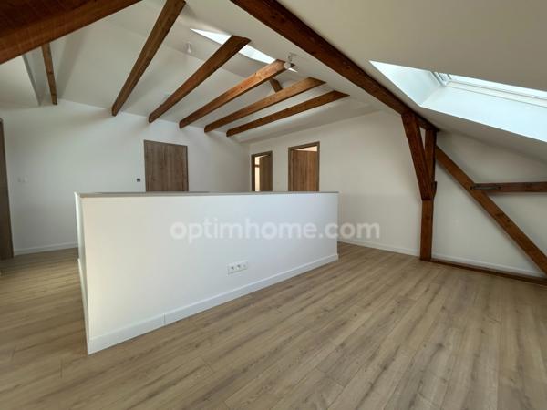 BUSCHWILLER, quartier résidentiel, superbe maison familiale entièrement rénovée en 2024, 186m², 5chambres, 2salles de bains, 7ares, panneau photovoltaique, classe énergie B. Top emplacement.