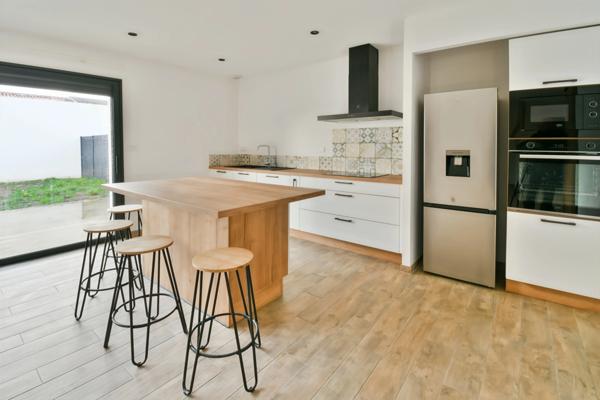 Maison à vendre 4 pièces proche de TONNAY CHARENTE (17)- plain-pied- Jardin- Garage.