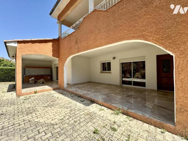 Villa T5 + maison T3 + deux terrains constructibles - 263 m²